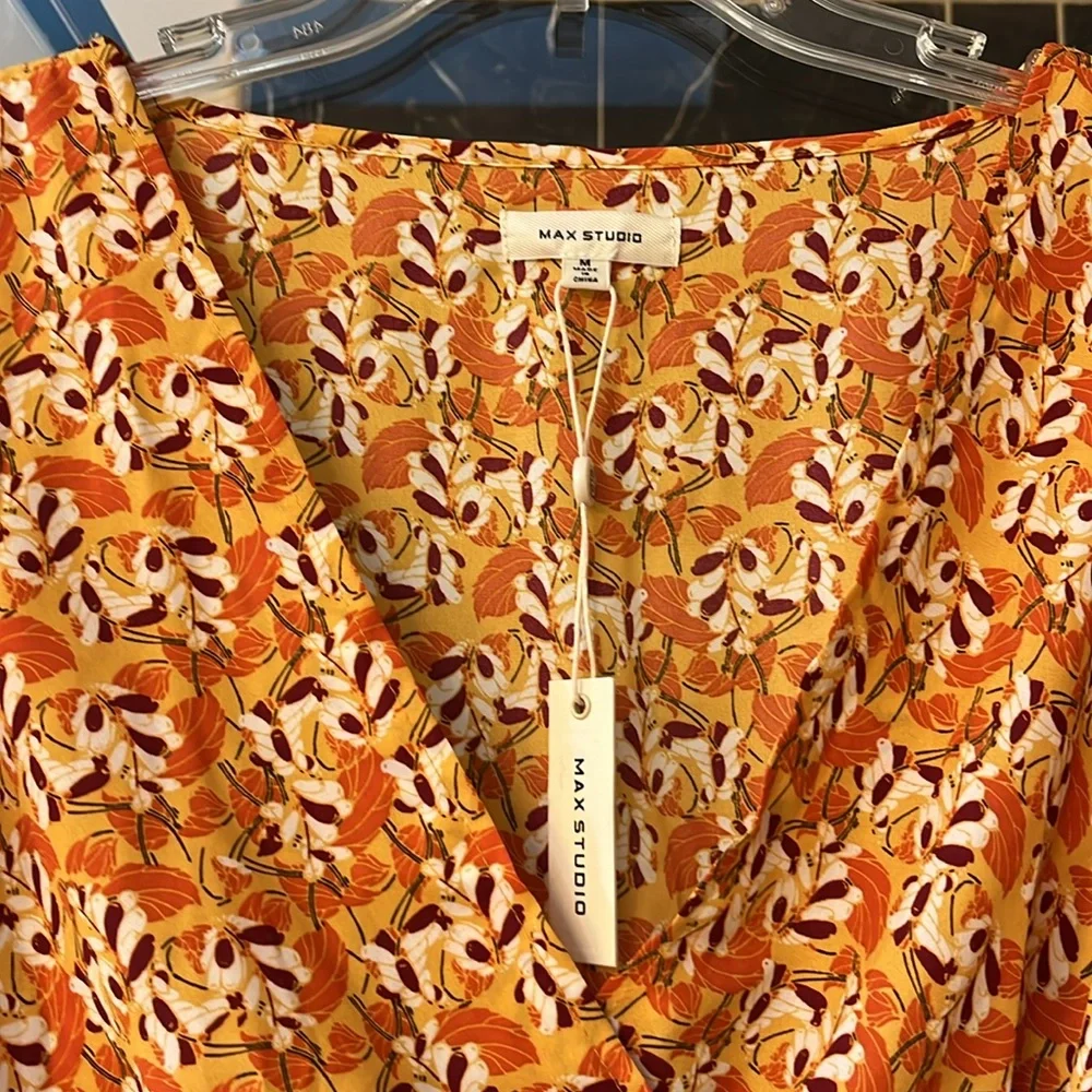 Max Studio top size M, NWT. - Picture 2 of 5